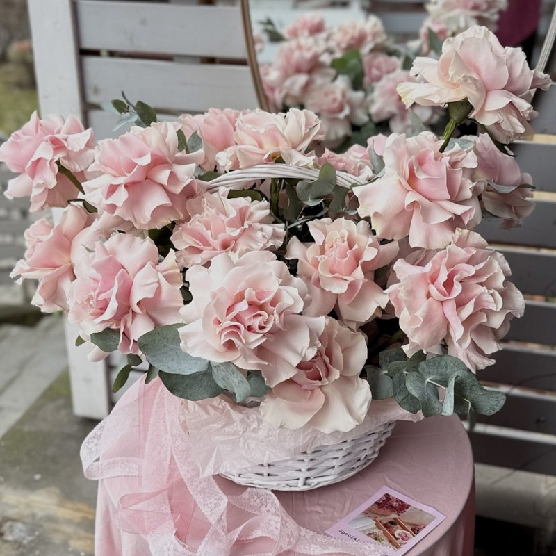 Корзина из роз "Вельвет"